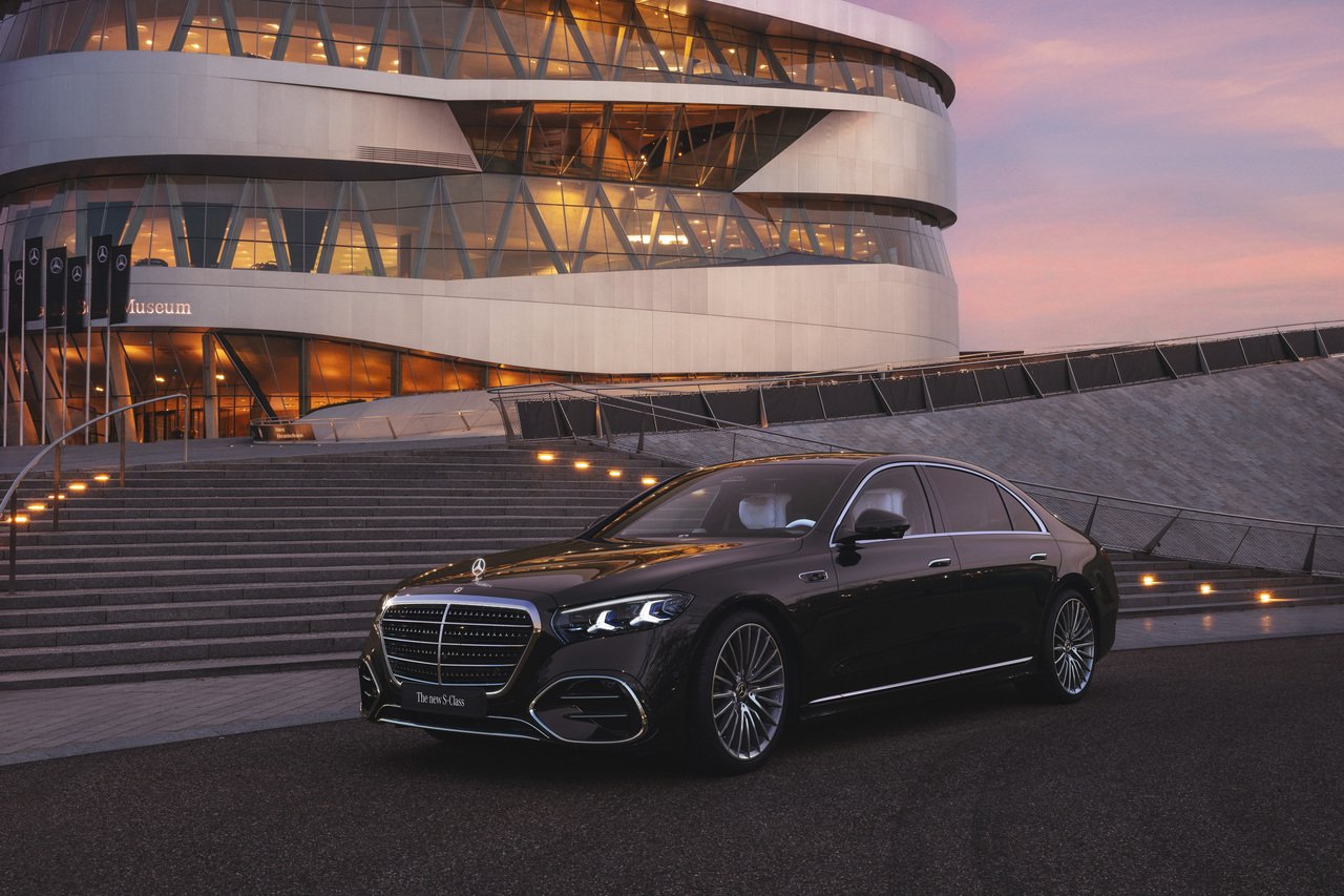 Chauffeur-driven Mercedes for business travel
