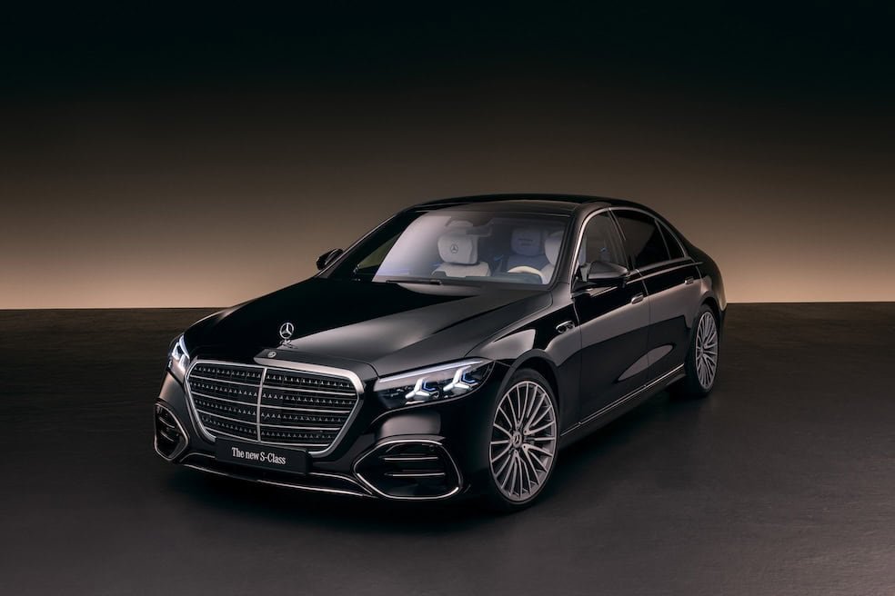 Die neue S-Klasse. Stuttgart, 2026.
Lackfarbe: MANUFAKTUR black sparkling
Exterieur: AMG Line 
Interieur: MANUFAKTUR tiefweiß / schwarz; Exklusiv-Paket 

The new S-Class. Stuttgart, 2026.
Exterior colour: MANUFAKTUR black sparkling
Exterior: AMG Line
Interior: MANUFAKTUR deep white/black; Exclusive Package